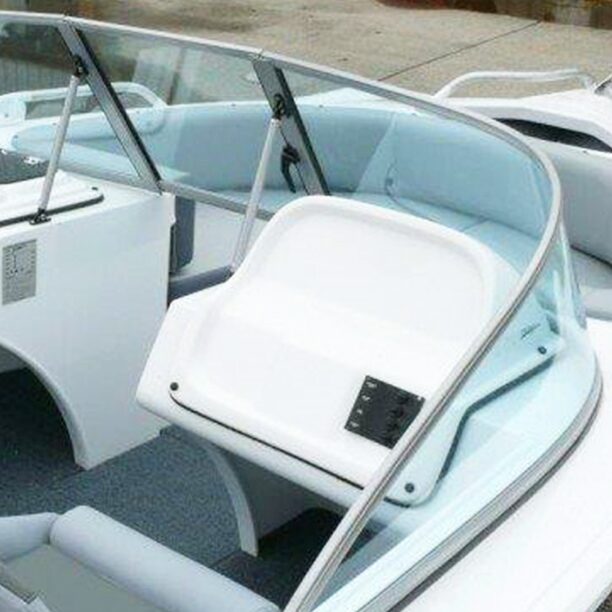 Curved runabout windscreen